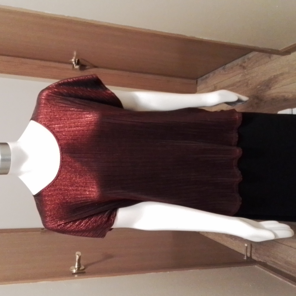 Notations Woman dark red sparkly top, size 1X
